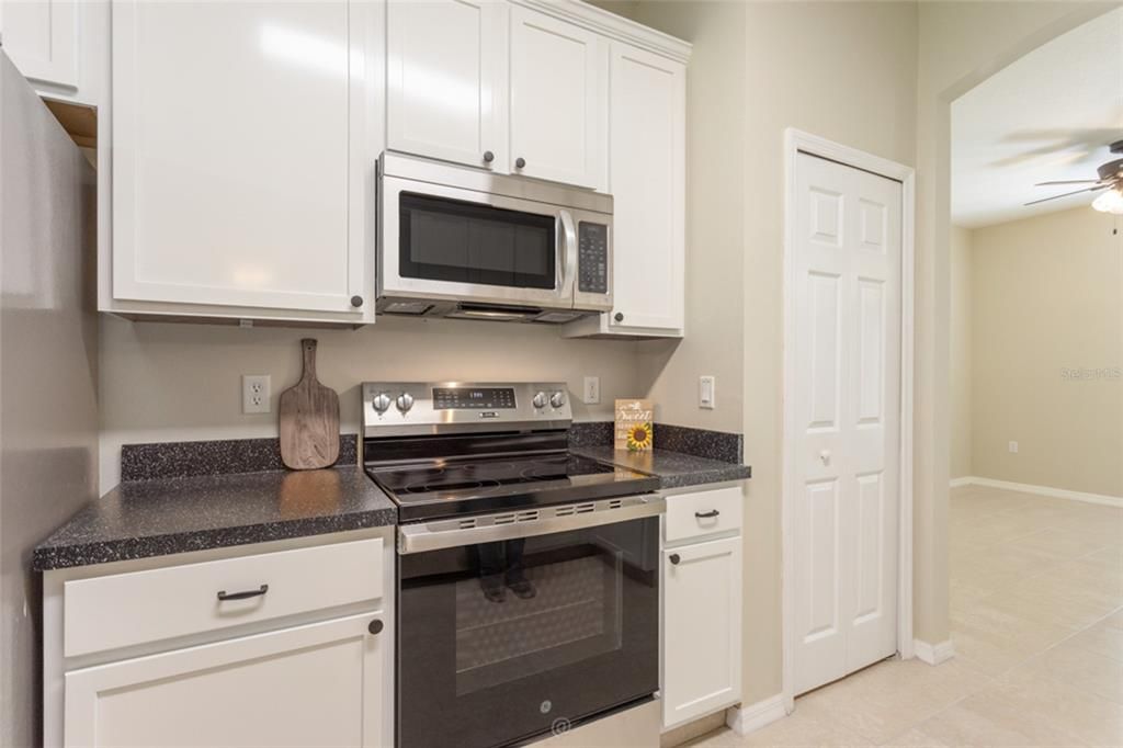 Activo con contrato: $379,900 (4 camas, 3 baños, 2350 Pies cuadrados)