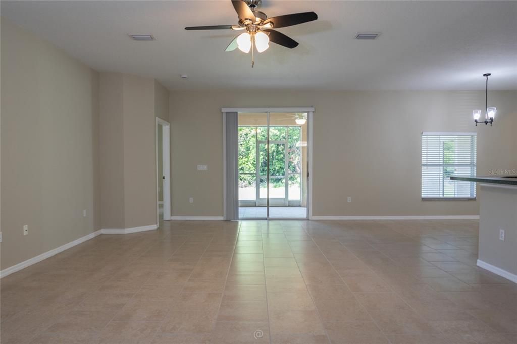Activo con contrato: $379,900 (4 camas, 3 baños, 2350 Pies cuadrados)
