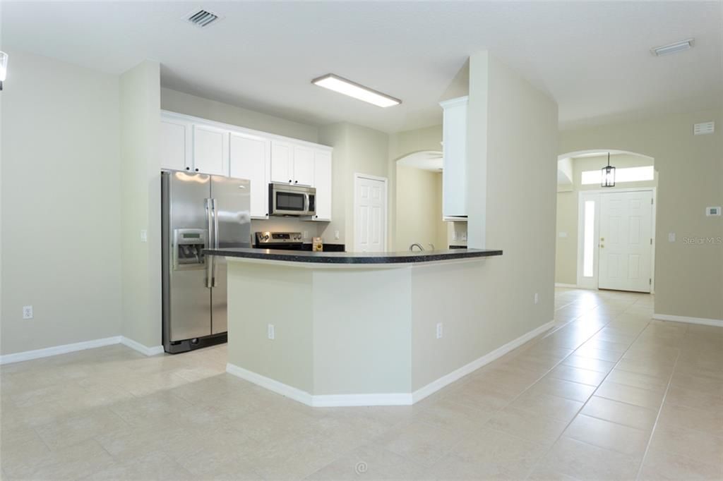 Activo con contrato: $379,900 (4 camas, 3 baños, 2350 Pies cuadrados)