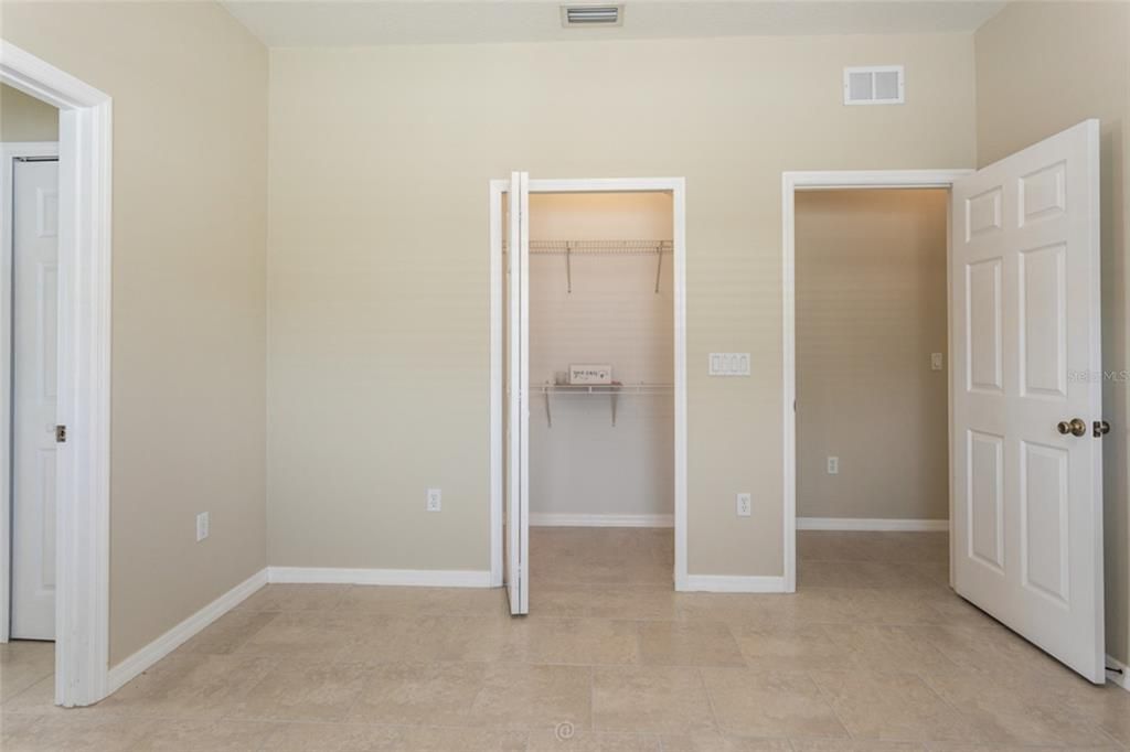 Activo con contrato: $379,900 (4 camas, 3 baños, 2350 Pies cuadrados)