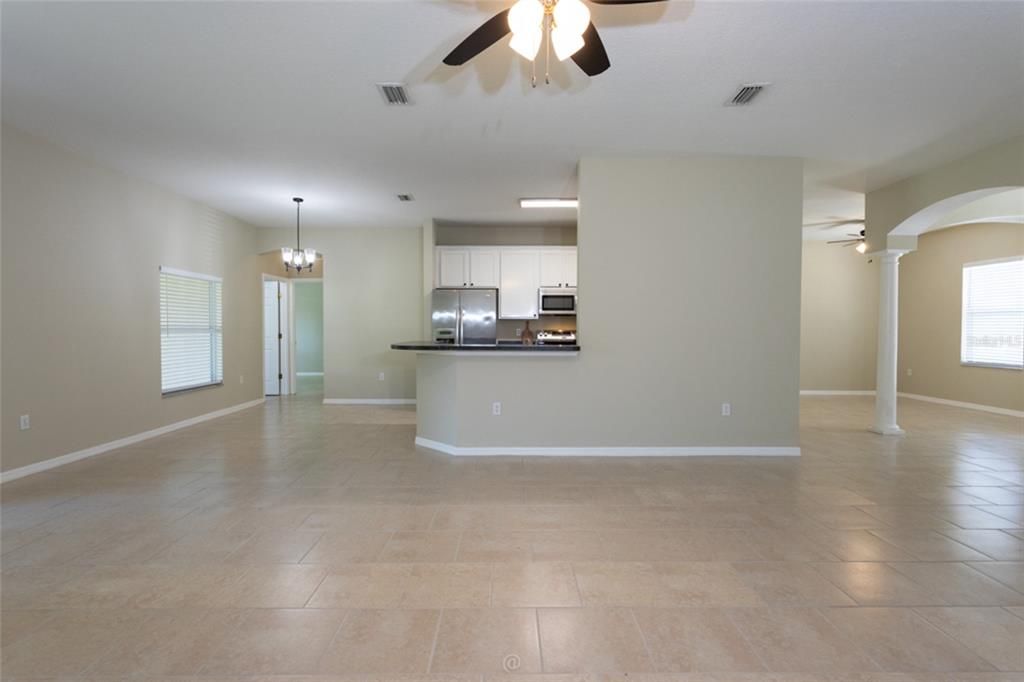 Activo con contrato: $379,900 (4 camas, 3 baños, 2350 Pies cuadrados)