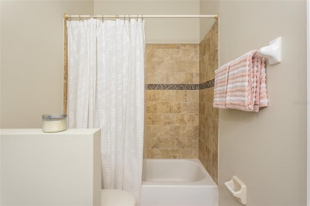 Activo con contrato: $379,900 (4 camas, 3 baños, 2350 Pies cuadrados)