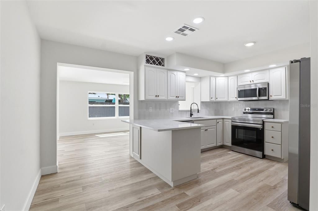For Sale: $364,900 (5 beds, 2 baths, 1791 Square Feet)