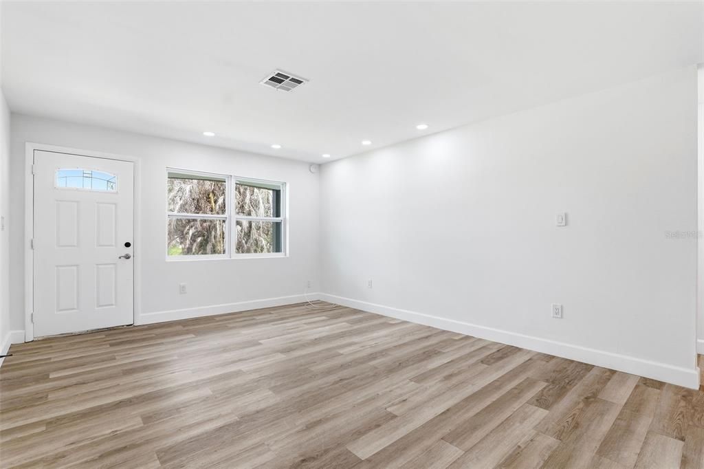 For Sale: $364,900 (5 beds, 2 baths, 1791 Square Feet)