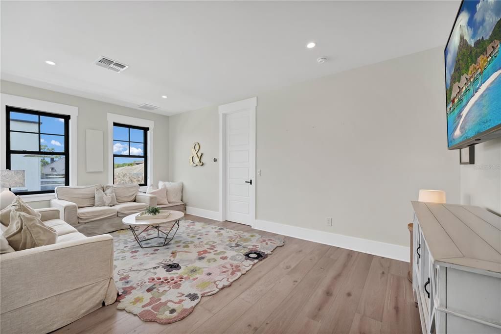 For Sale: $2,750,000 (5 beds, 4 baths, 3888 Square Feet)