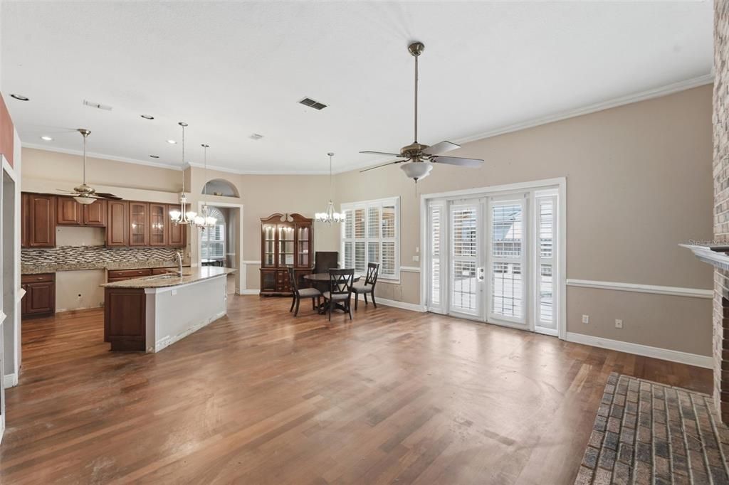 合同活跃: $400,000 (4 贝兹, 3 浴室, 2378 平方英尺)