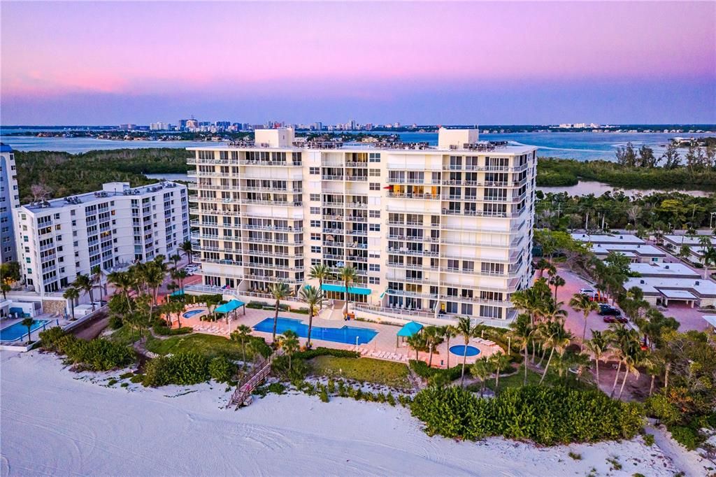 For Sale: $1,500,000 (2 beds, 2 baths, 1350 Square Feet)