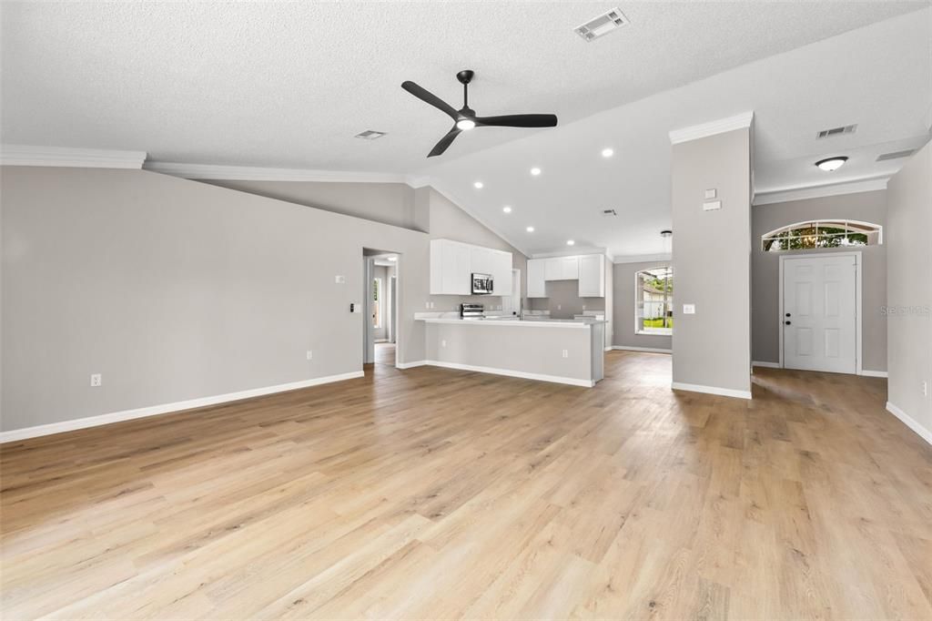 Active With Contract: $299,998 (4 beds, 2 baths, 1880 Square Feet)