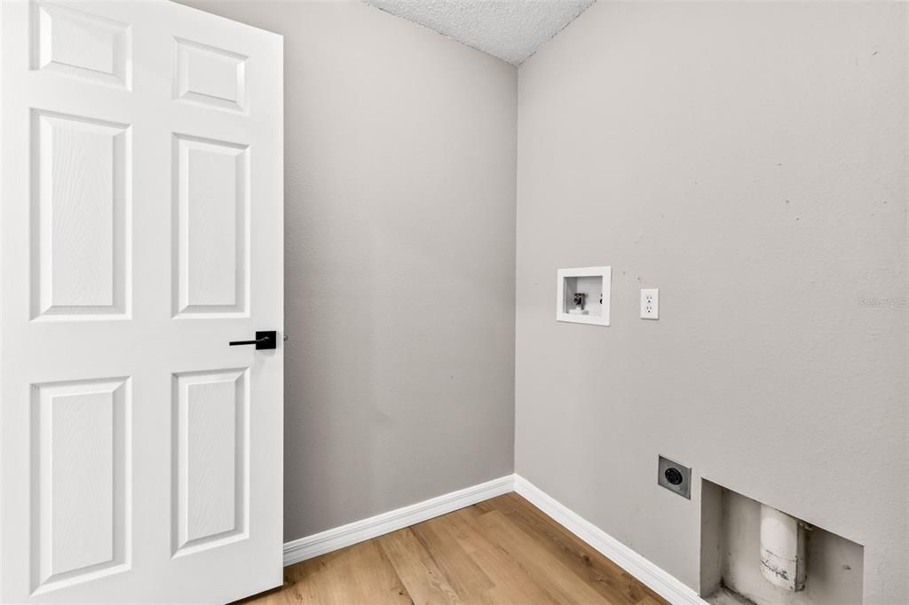 Active With Contract: $299,998 (4 beds, 2 baths, 1880 Square Feet)