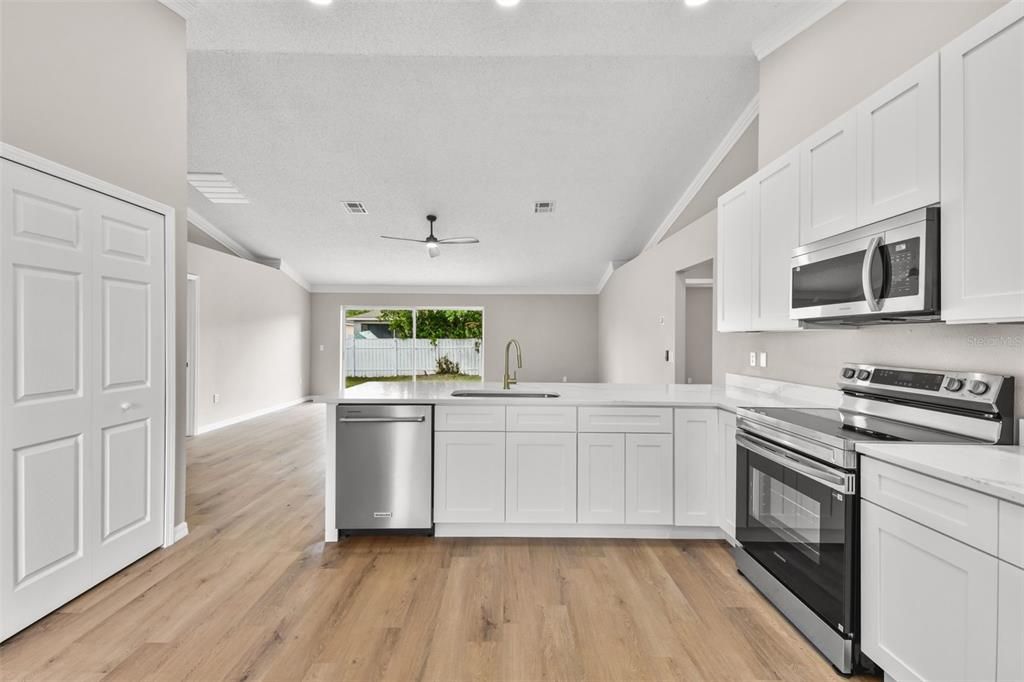 Active With Contract: $299,998 (4 beds, 2 baths, 1880 Square Feet)