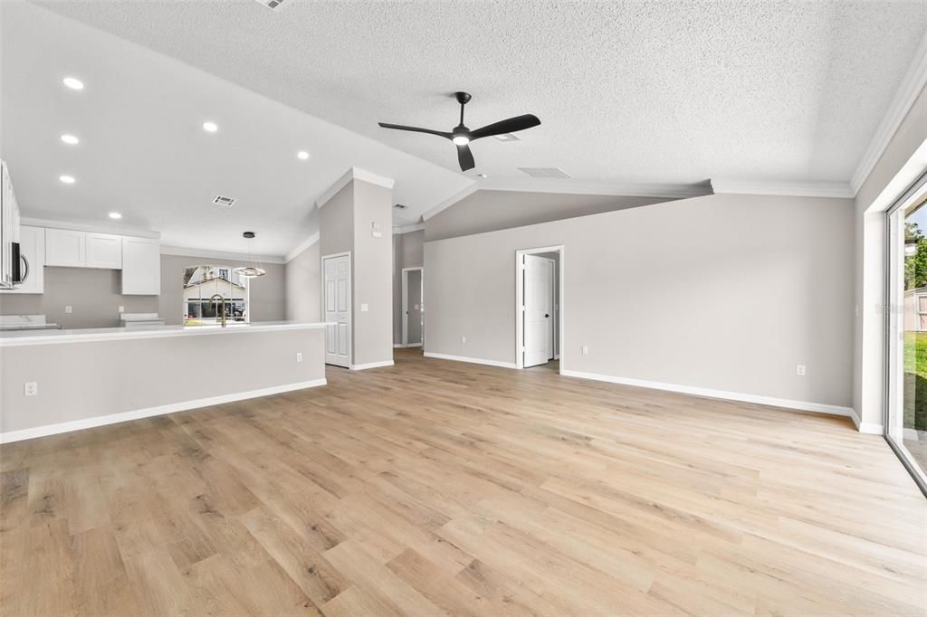 Active With Contract: $299,998 (4 beds, 2 baths, 1880 Square Feet)