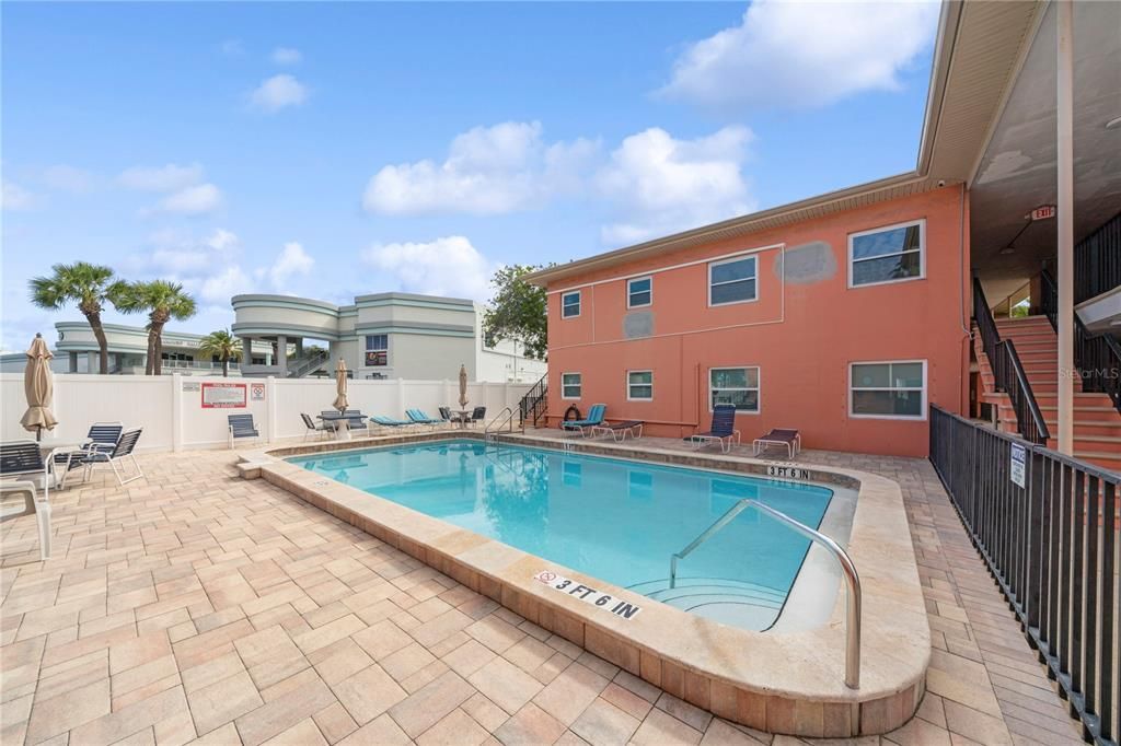 For Sale: $335,000 (2 beds, 1 baths, 835 Square Feet)