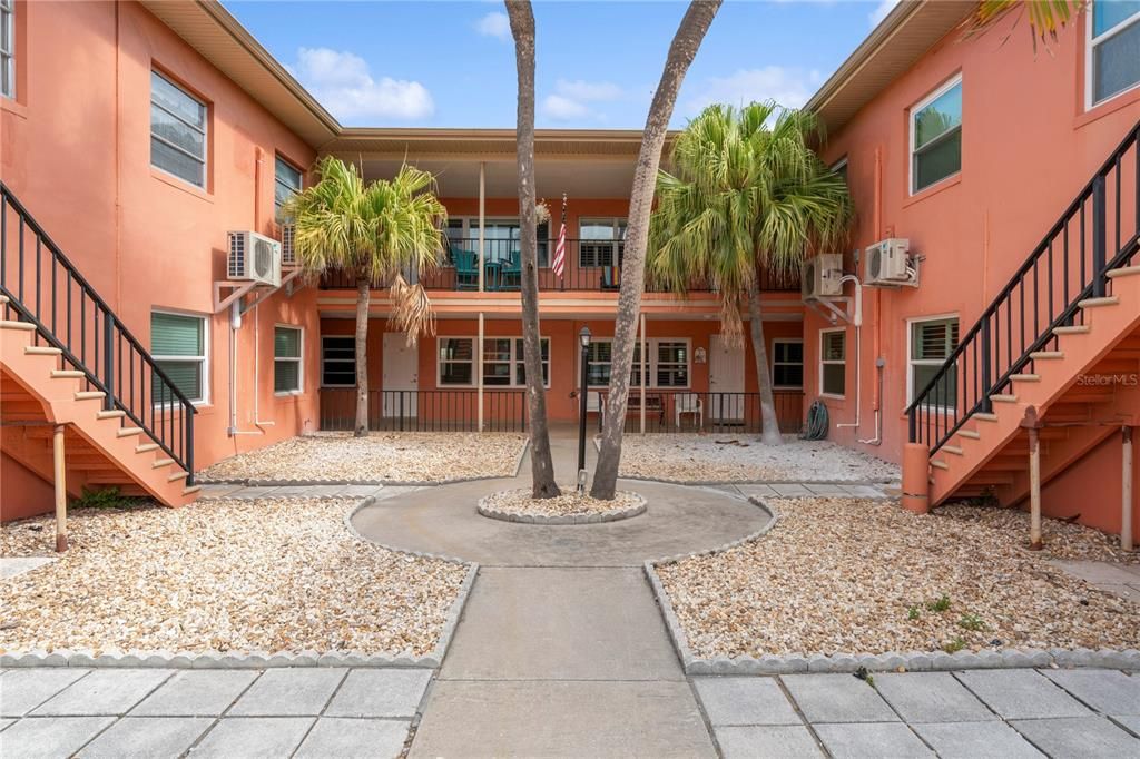 For Sale: $335,000 (2 beds, 1 baths, 835 Square Feet)