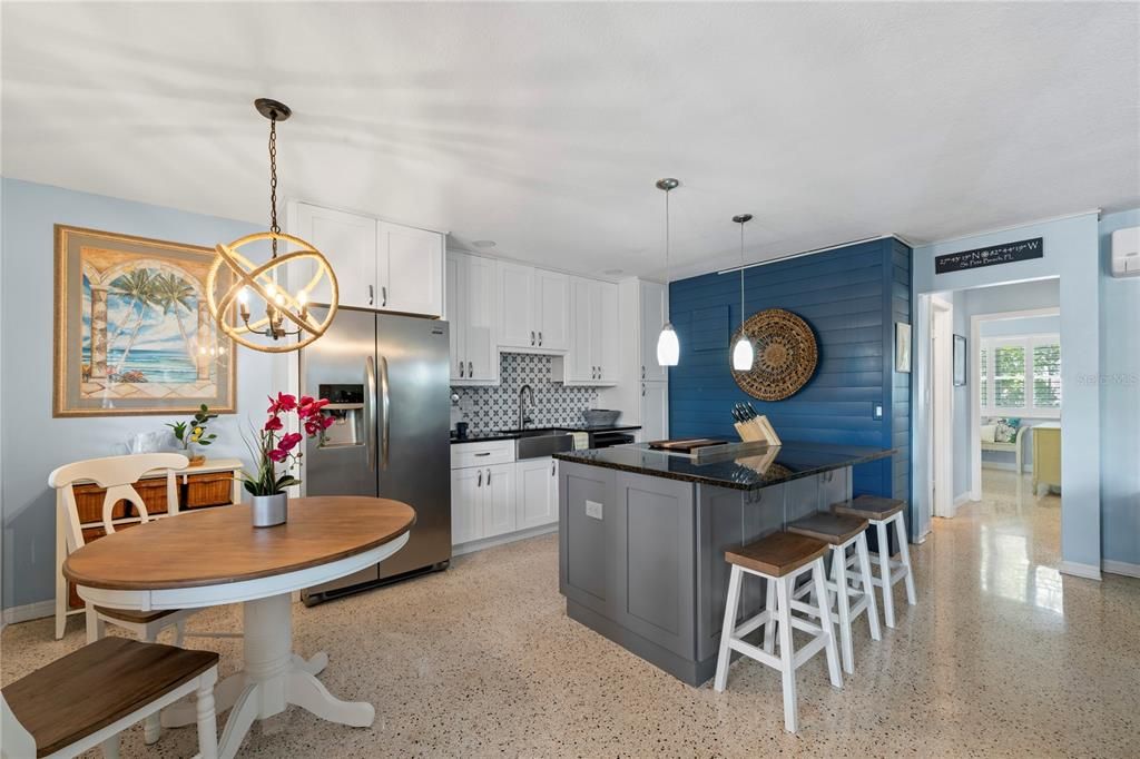 For Sale: $335,000 (2 beds, 1 baths, 835 Square Feet)
