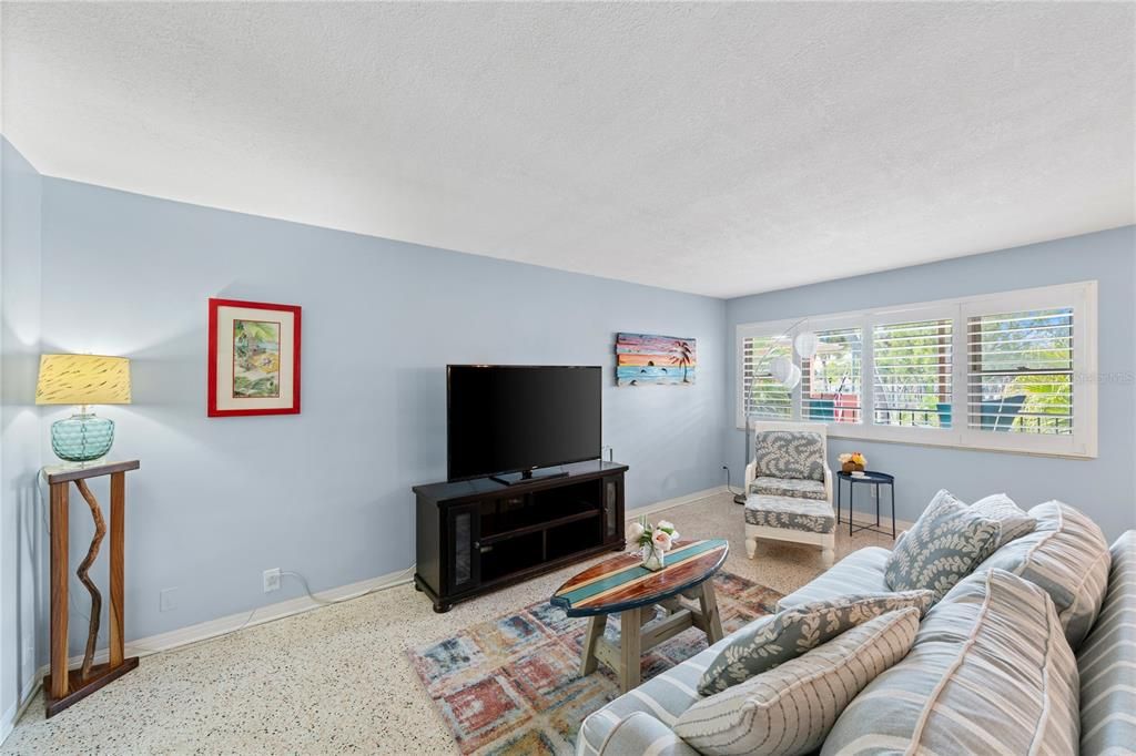 For Sale: $335,000 (2 beds, 1 baths, 835 Square Feet)