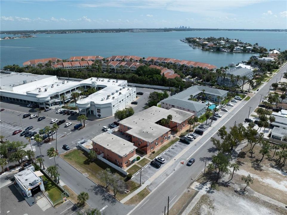 For Sale: $335,000 (2 beds, 1 baths, 835 Square Feet)