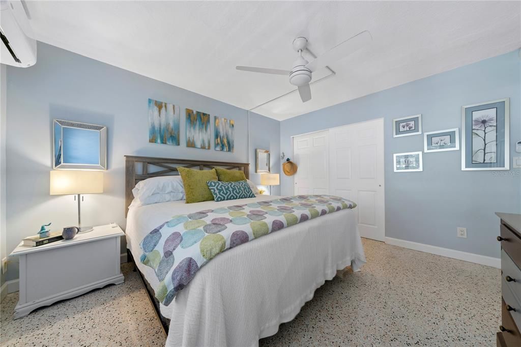 For Sale: $335,000 (2 beds, 1 baths, 835 Square Feet)