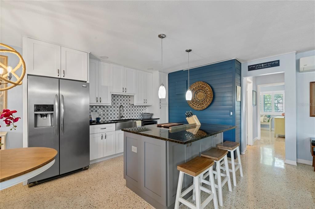For Sale: $335,000 (2 beds, 1 baths, 835 Square Feet)
