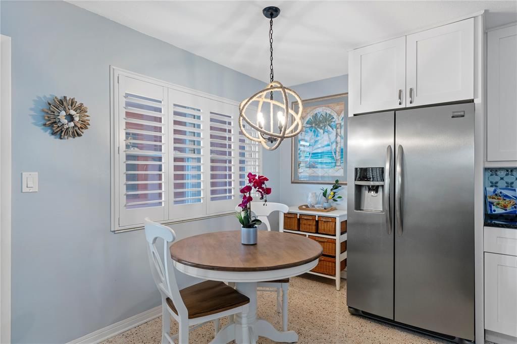 For Sale: $335,000 (2 beds, 1 baths, 835 Square Feet)