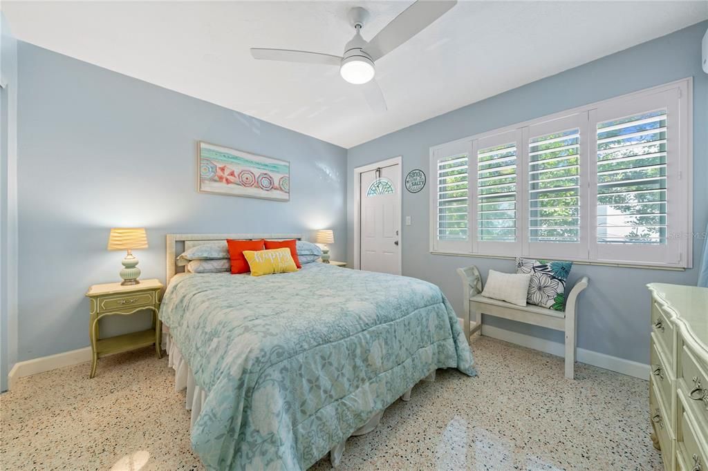 For Sale: $335,000 (2 beds, 1 baths, 835 Square Feet)