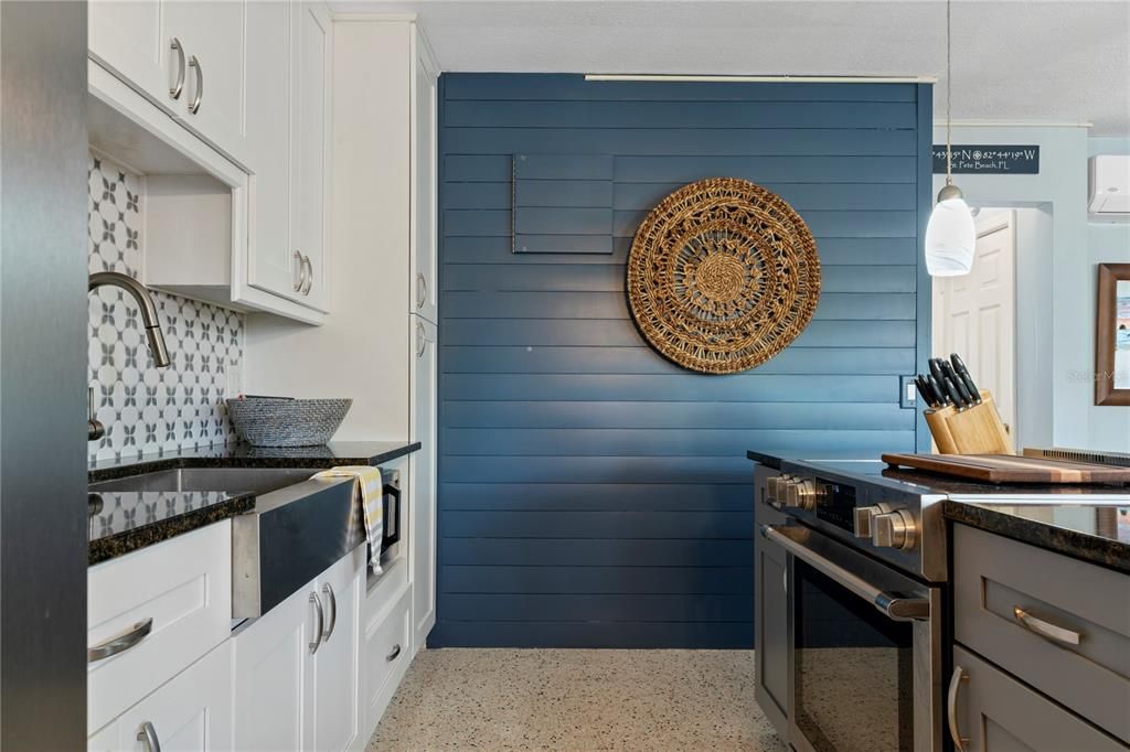 For Sale: $335,000 (2 beds, 1 baths, 835 Square Feet)