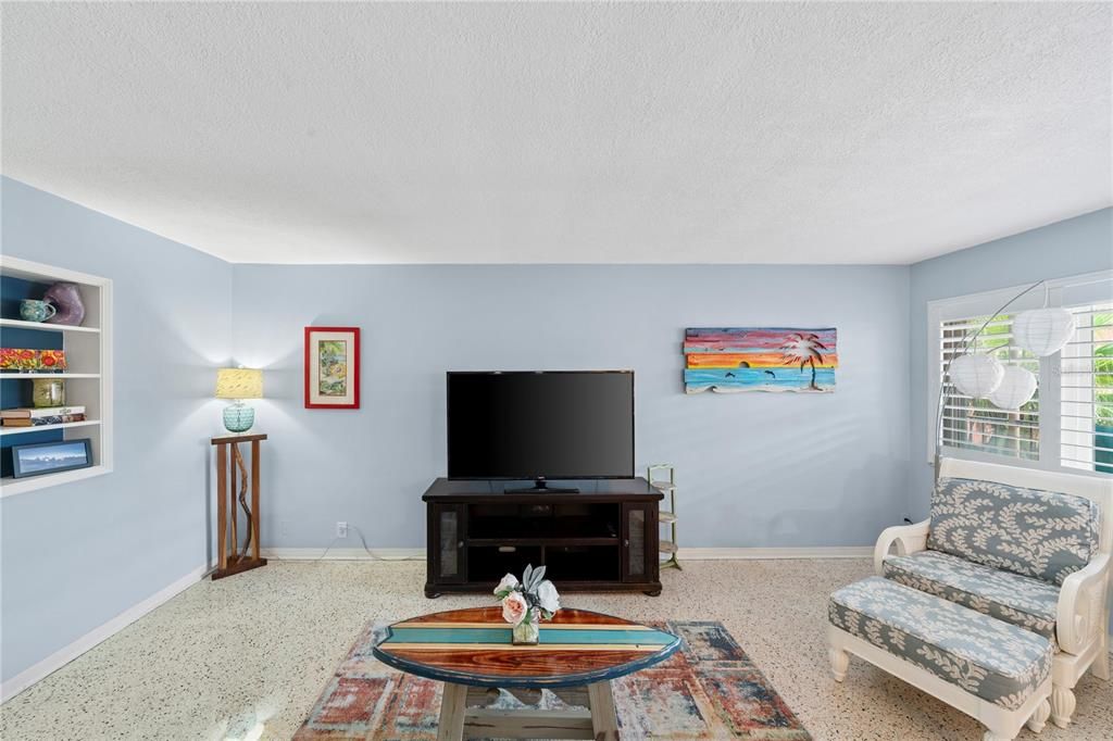 For Sale: $335,000 (2 beds, 1 baths, 835 Square Feet)