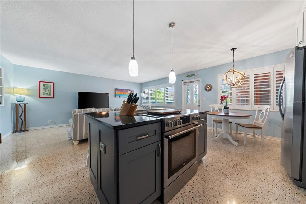 For Sale: $335,000 (2 beds, 1 baths, 835 Square Feet)