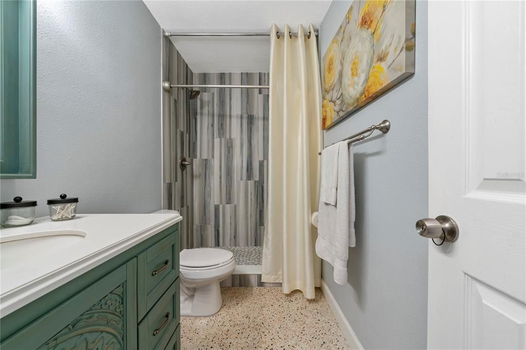 For Sale: $335,000 (2 beds, 1 baths, 835 Square Feet)