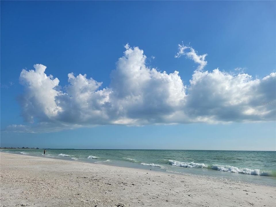 For Sale: $335,000 (2 beds, 1 baths, 835 Square Feet)