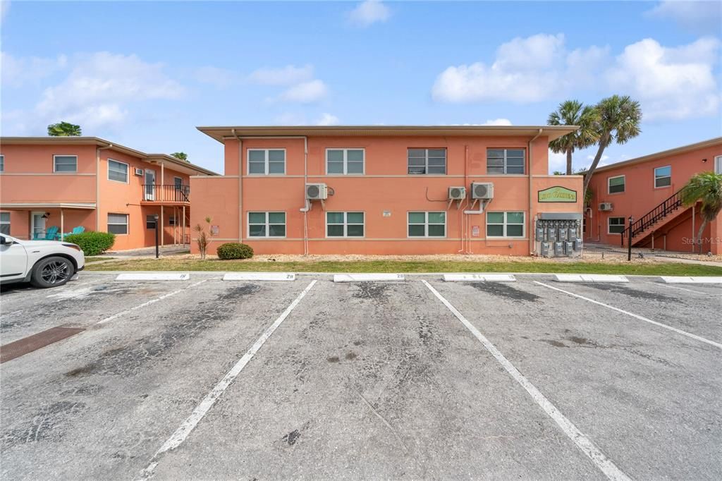 For Sale: $335,000 (2 beds, 1 baths, 835 Square Feet)