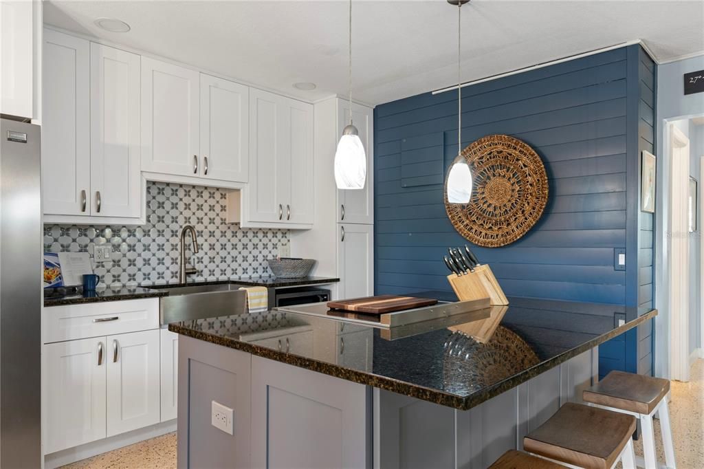 For Sale: $335,000 (2 beds, 1 baths, 835 Square Feet)
