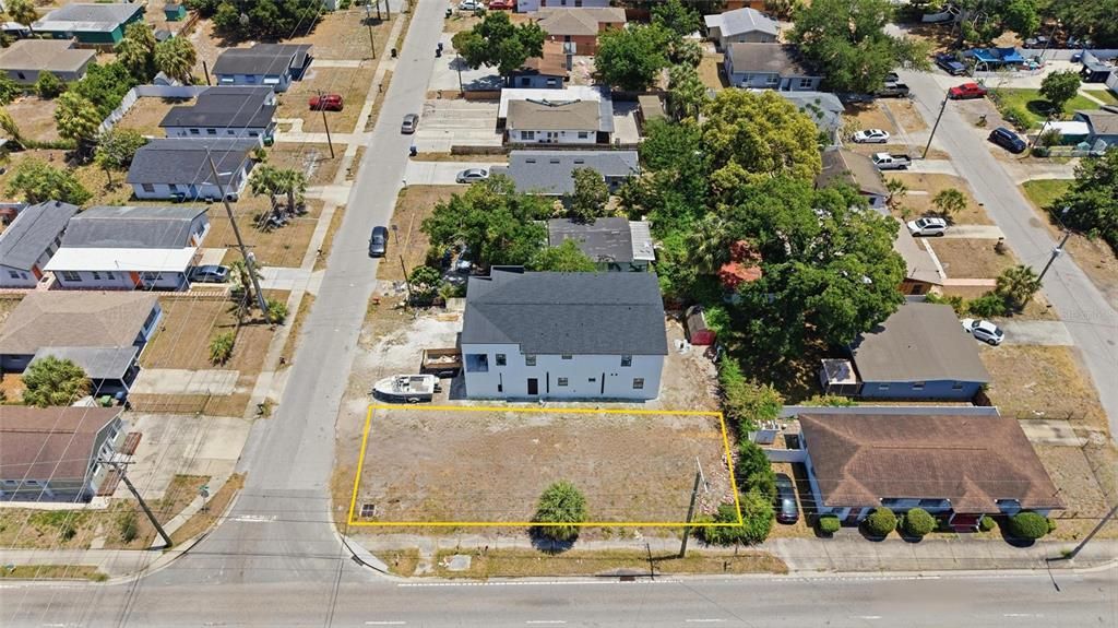 На продажу: $285,000 (0.11 acres)