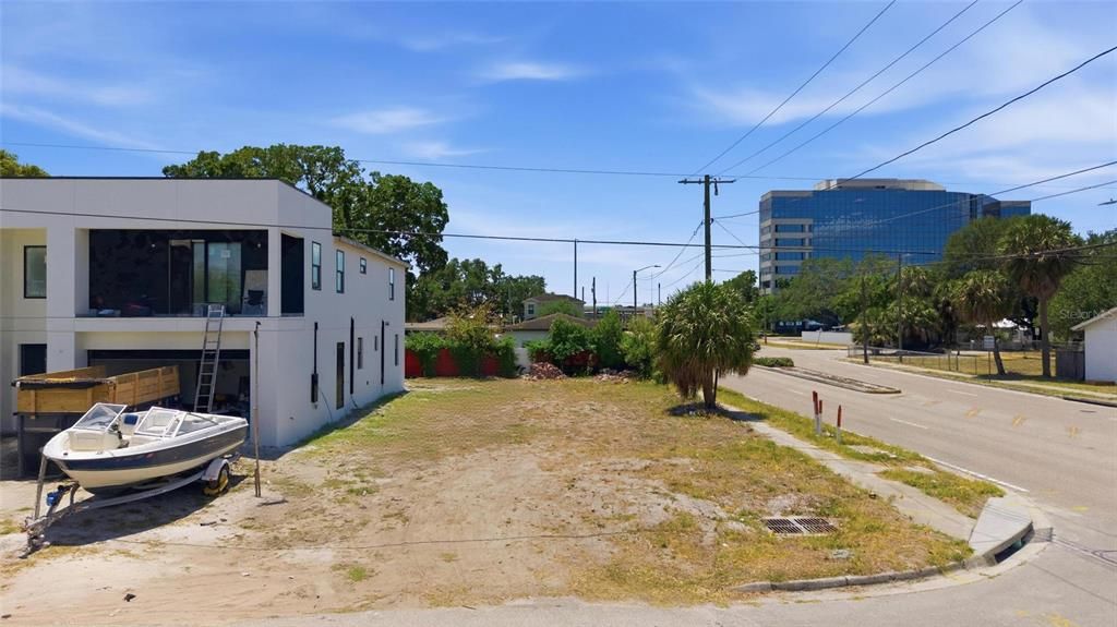 На продажу: $285,000 (0.11 acres)