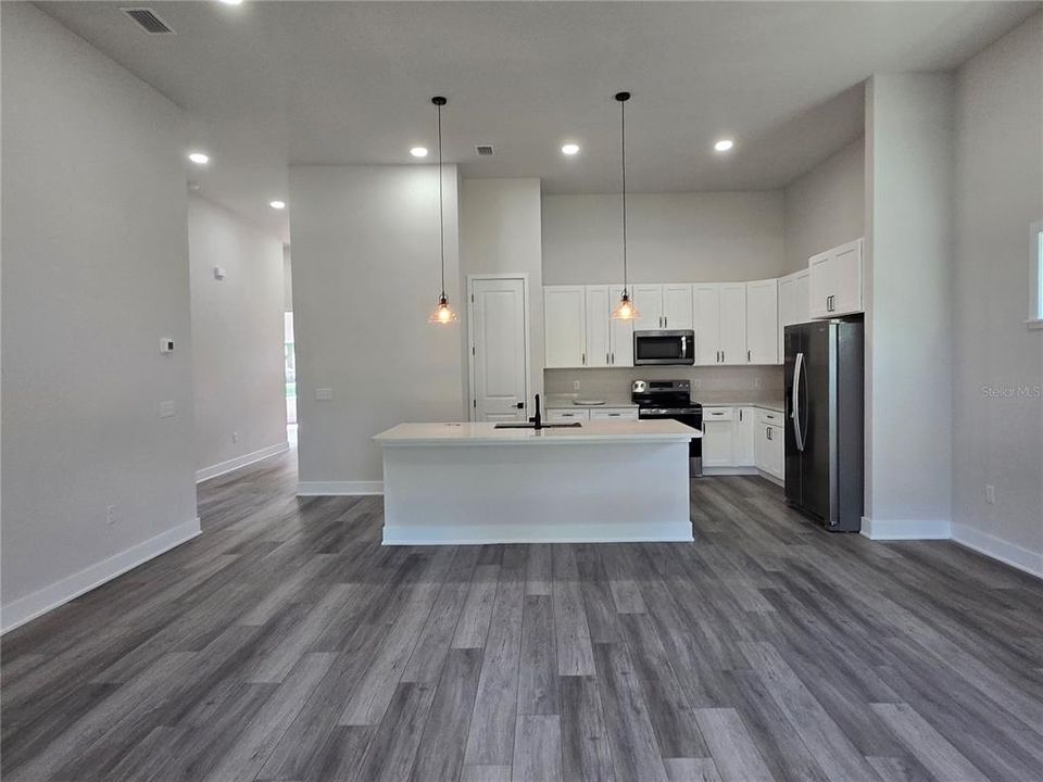 For Rent: $2,600 (3 beds, 2 baths, 2204 Square Feet)