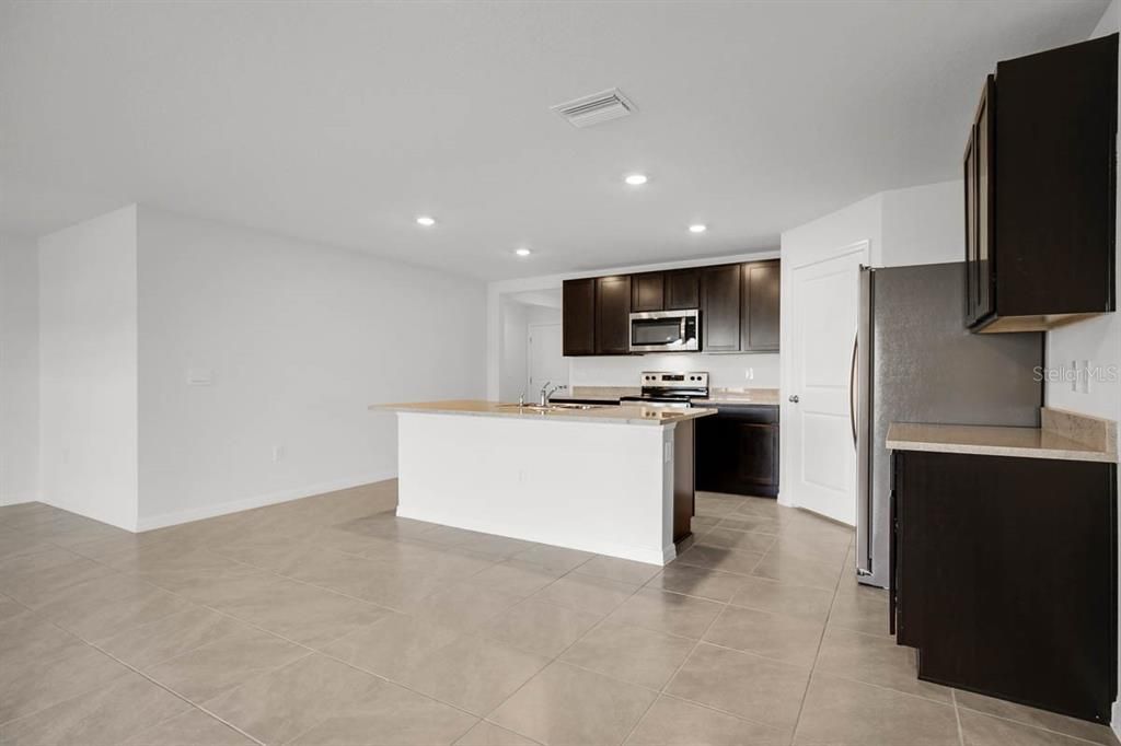For Rent: $2,450 (4 beds, 2 baths, 1846 Square Feet)