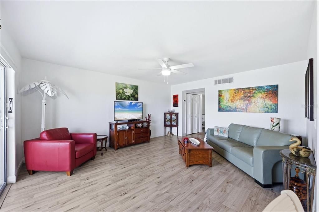 Active With Contract: $199,999 (1 beds, 1 baths, 717 Square Feet)