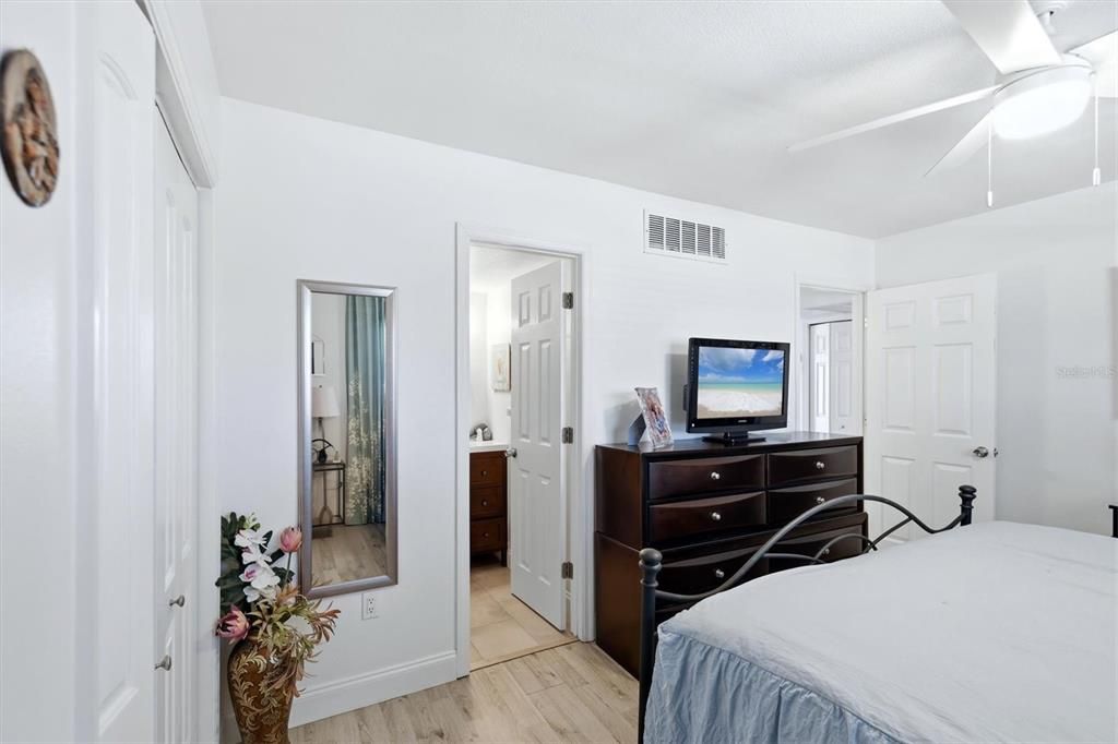 Active With Contract: $199,999 (1 beds, 1 baths, 717 Square Feet)