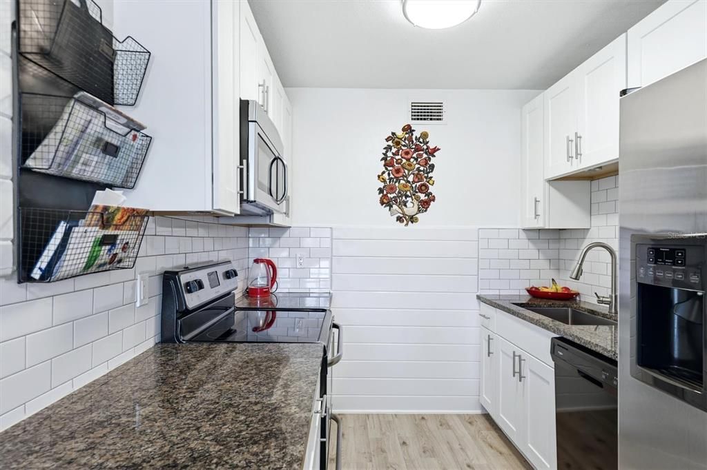 Active With Contract: $199,999 (1 beds, 1 baths, 717 Square Feet)