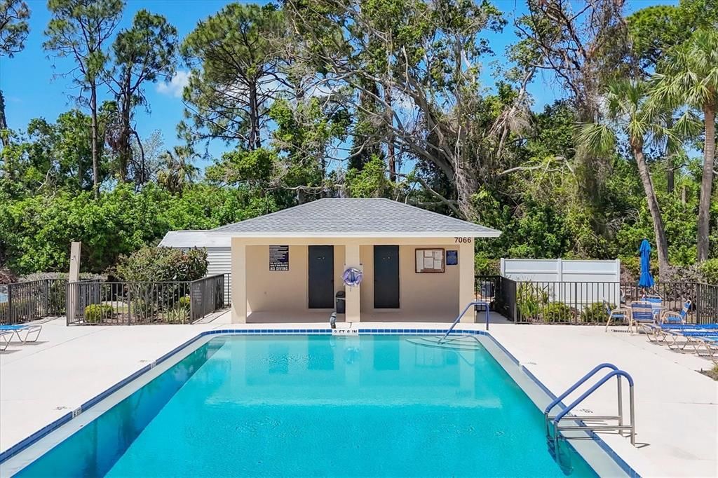 Active With Contract: $199,999 (1 beds, 1 baths, 717 Square Feet)