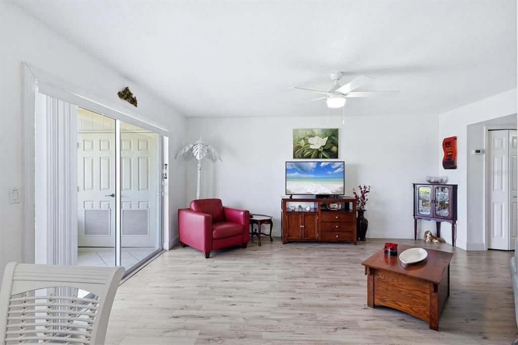 Active With Contract: $199,999 (1 beds, 1 baths, 717 Square Feet)