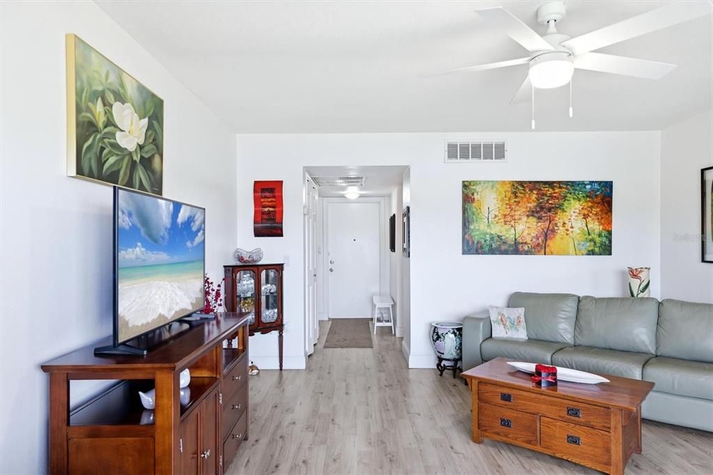 Active With Contract: $199,999 (1 beds, 1 baths, 717 Square Feet)
