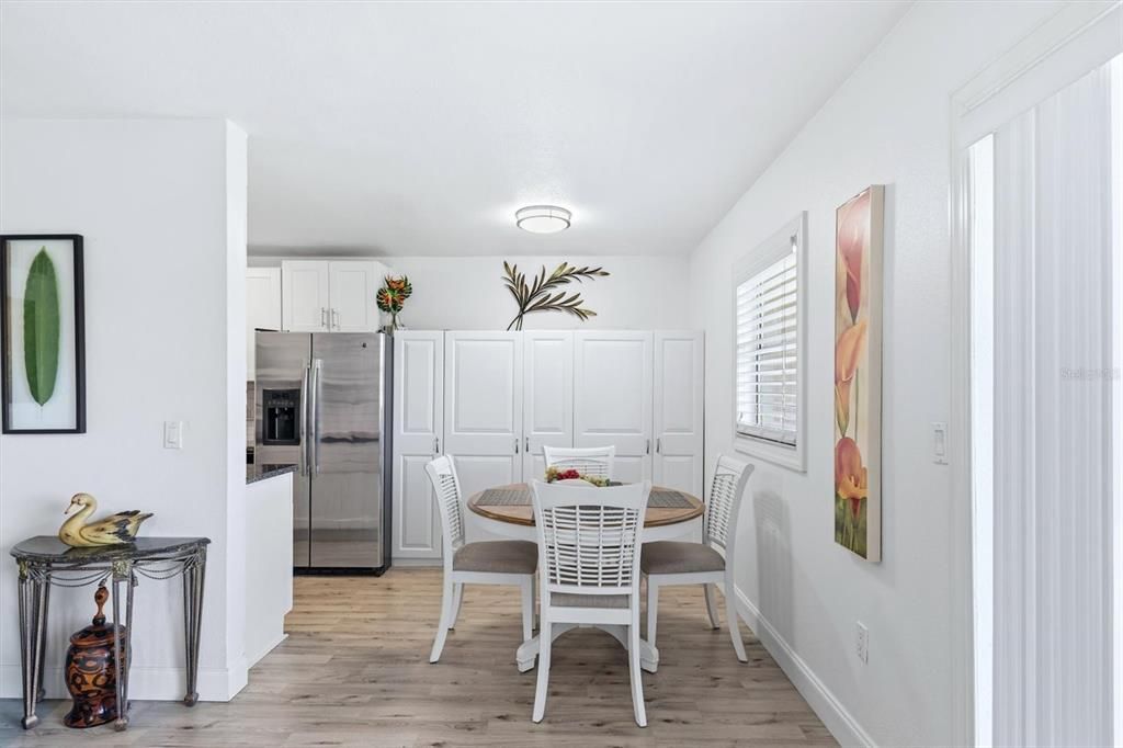 Active With Contract: $199,999 (1 beds, 1 baths, 717 Square Feet)