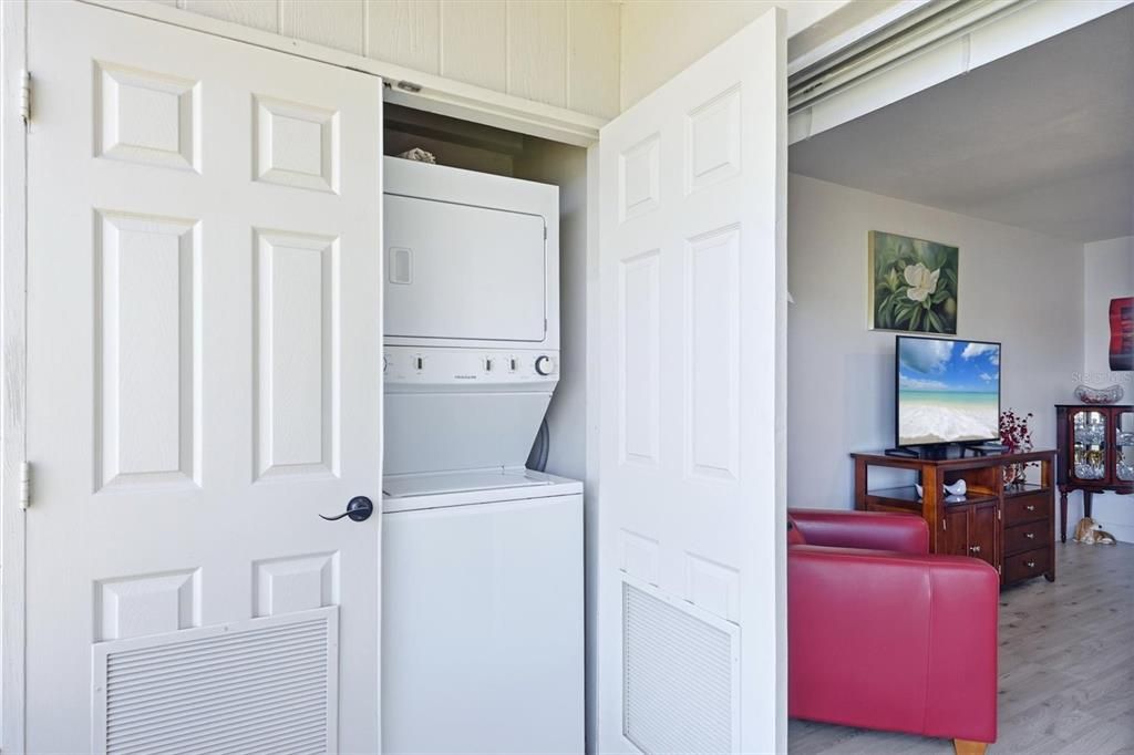Active With Contract: $199,999 (1 beds, 1 baths, 717 Square Feet)