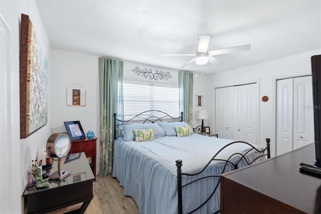 Active With Contract: $199,999 (1 beds, 1 baths, 717 Square Feet)