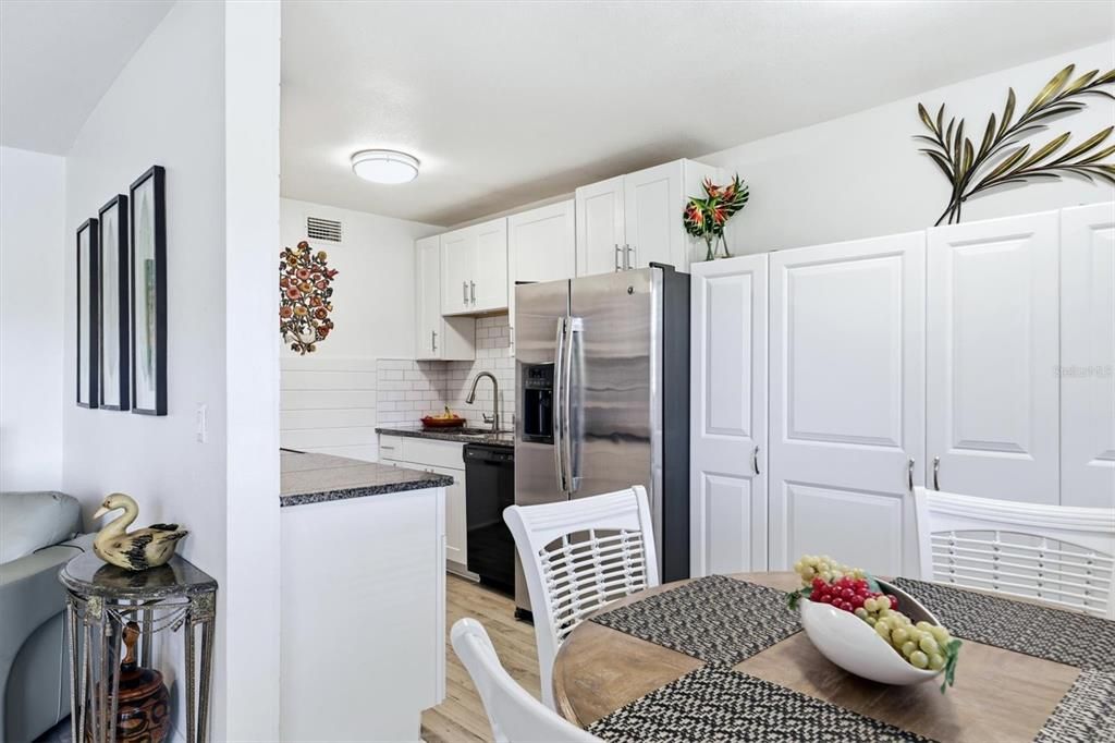 Active With Contract: $199,999 (1 beds, 1 baths, 717 Square Feet)