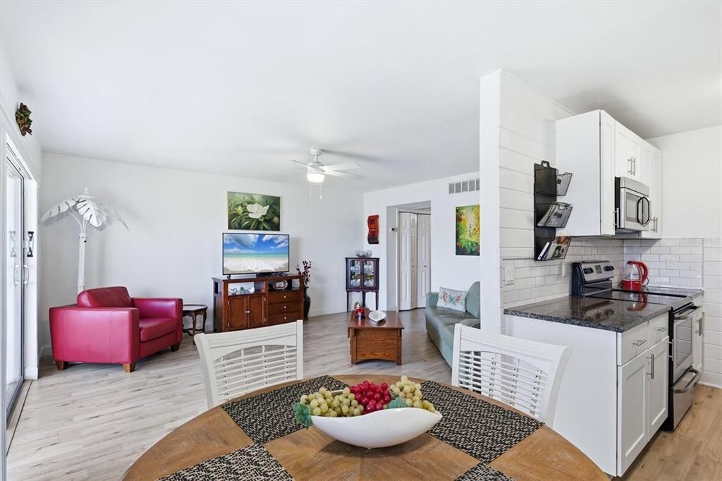 Active With Contract: $199,999 (1 beds, 1 baths, 717 Square Feet)