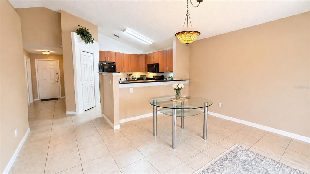 Active With Contract: $2,100 (3 beds, 2 baths, 1215 Square Feet)