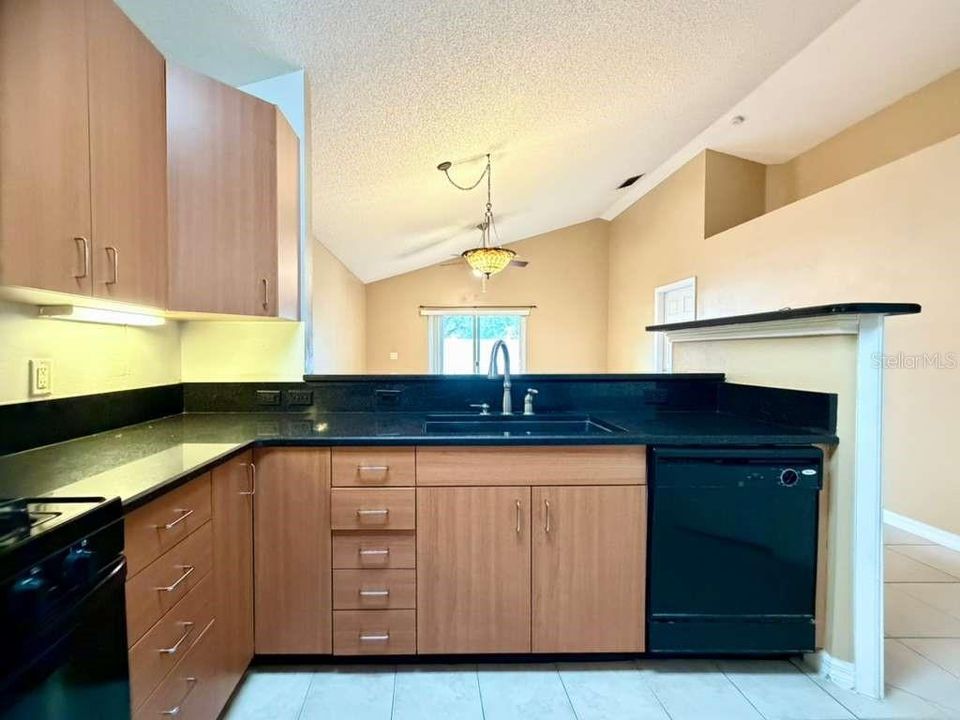 Active With Contract: $2,100 (3 beds, 2 baths, 1215 Square Feet)