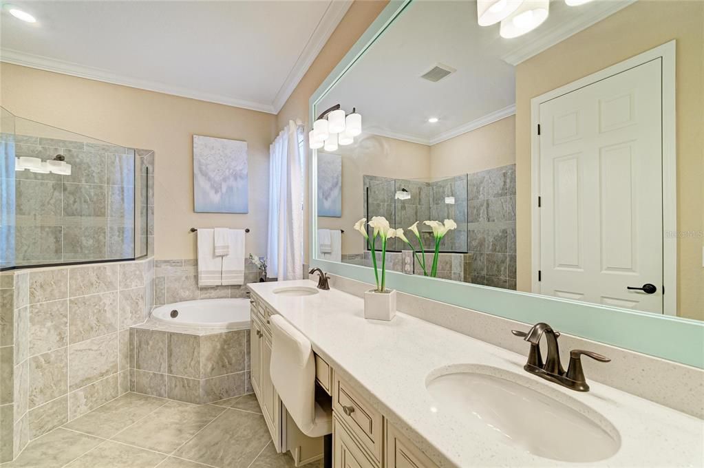 Под контрактом: $895,000 (3 спален, 2 ванн, 2006 Квадратных фут)