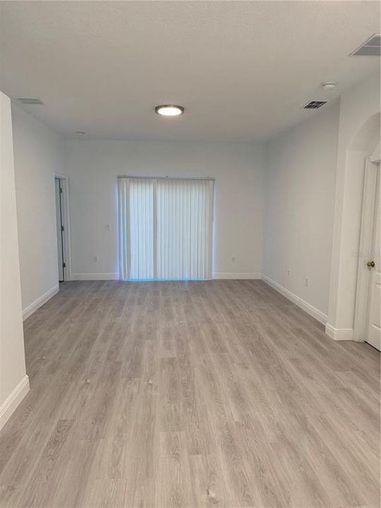Activo con contrato: $2,800 (4 camas, 2 baños, 1705 Pies cuadrados)